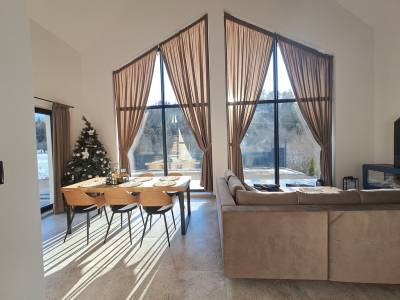 Presvetlená obývačka s gaučom a jedálenským sedením, Chalet Habovka, Habovka