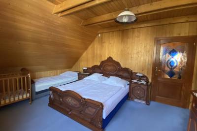 Spálňa s manželskou, 1-lôžkovou posteľou a detskou postieľkou, Zátišie pod lesom, Nižná Boca