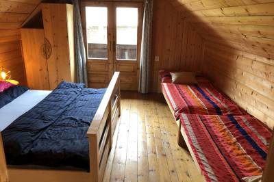 Spálňa s manželskou posteľou a samostatnými lôžkami, Čičmanská drevenica, Čičmany