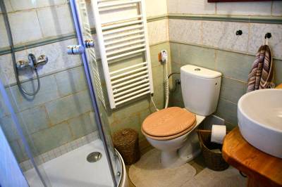 Kúpeľňa so sprchovacím kútom a toaletou, Chalúpka VEĎveďŠAKšak, Nižná Boca