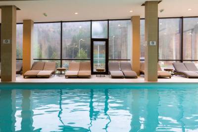 Vnútorný bazén s ležadlami, Hotel Salamandra, Hodruša - Hámre