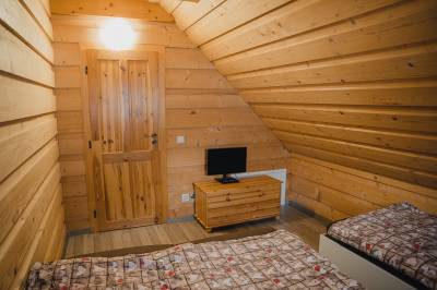 Spálňa s manželskou, 1-lôžkovou posteľou a LCD TV, Chalúpka pod lesom Zázrivá, Zázrivá