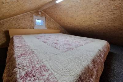 Podkrovná spálňa s manželskou posteľou, Domček pod Orechom, Banská Štiavnica