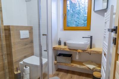Kúpeľňa so sprchovacím kútom a toaletou, Chata Janko Oravice, Vitanová