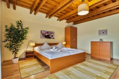 Apartmán na prízemí - spálňa s manželskou posteľou, Pinus apartments***, Horná Lehota