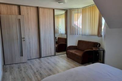 Rozkladacia pohovka v spálni, Vila Bikehouse, Veľká Lomnica
