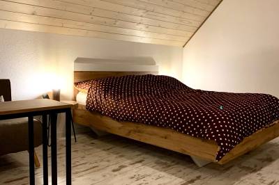 Spálňa s manželskou posteľou a rozkladacím kreslom, Vila Svišťovka, Stará Lesná
