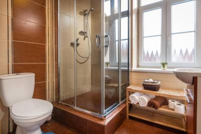 Apartmán Čertovica - kúpeľňa so sprchovacím kútom a toaletou, Hybský dom, Hybe