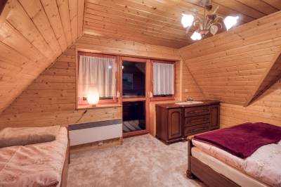 Spálňa s manželskou a 1-lôžkovou posteľou, Chata Brusnica, Litmanová
