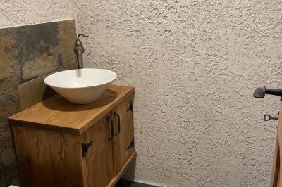 Samostatná toaleta v suteréne, Chata Oliver, Mýto pod Ďumbierom