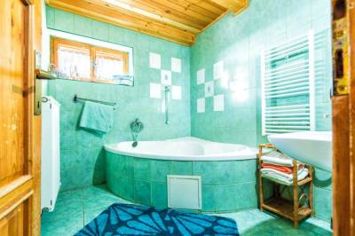 Kúpeľňa s rohovou vaňou, Chata Jasienka, Detvianska Huta