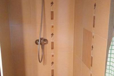 Kúpeľňa so sprchovacím kútom, Chatka Krasotín, Radôstka