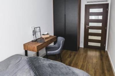 Spálňa s manželskou posteľou a pracovným stolom, beauty bar concept, Žilina