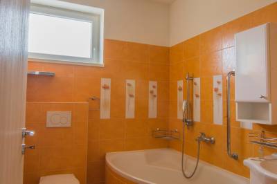 Spálňa 3 - kúpeľňa s vaňou a toaletou, Vila Doliny, Konská