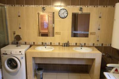 Kúpeľňa so sprchovacím kútom a práčkou, Chalupa Barborka, Klubina
