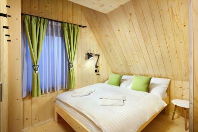 Zelená vydra - spálňa s manželskou posteľou, Chaty TRI VYDRY, Podbrezová