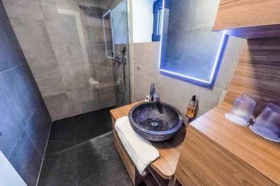 Apartmán na 1. poschodí - kúpeľňa so sprchovacím kútom, Chalet Ski, Demänovská Dolina