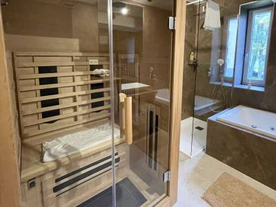 Kúpeľňa s vaňou, sprchovacím kútom a saunou, MARMOT Mountain Apartment, Vysoké Tatry