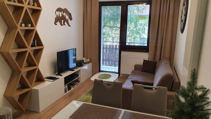 Obývačka s gaučom a balkónom, Apartmán FRANZ, Vysoké Tatry