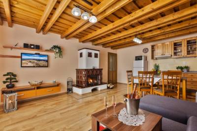 Obývačka s krbom a LCD TV prepojená s kuchyňou, Apartmán na prízemí, Pinus apartments***, Horná Lehota