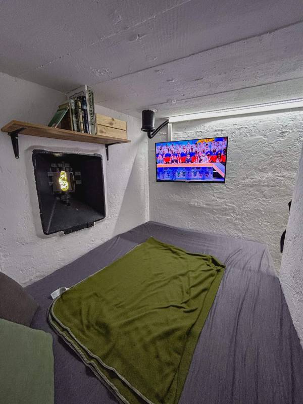 Manželská posteľ a LCD TV, Vojenský bunker Devínské jazero, Bratislava