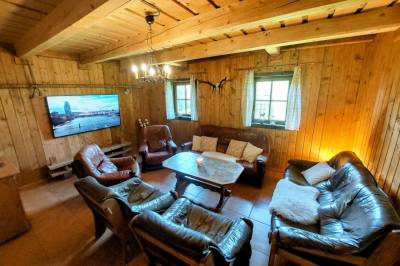 Zbojnícka drevenica 1 - obývačka s priestranným gaučom a kreslami, Zbojnícka drevenica 1, Zbojnícke drevenice, Liptovský Mikuláš