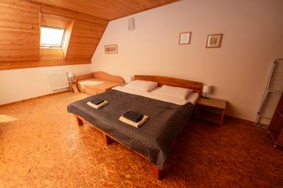 Spálňa s manželskou a 1-lôžkovou posteľou, Izba č.2, Family Pension - High Tatras private parking, Stará Lesná