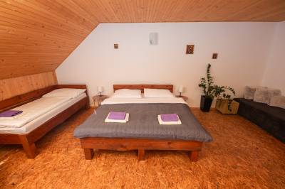 Spálňa s manželskou a 1-lôžkovou posteľou, Izba č.3, Family Pension - High Tatras private parking, Stará Lesná