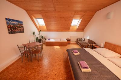 Spálňa s manželskou a 1-lôžkovou posteľou, Suita s 2 spálňami, Family Pension - High Tatras private parking, Stará Lesná