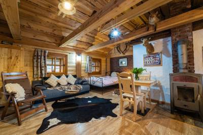 Stredný zrub Líška - spálňa s manželskou posteľou a rozkladacím gaučom, Stredný zrub LÍŠKA, Zruby Vila Mária, Vysoké Tatry