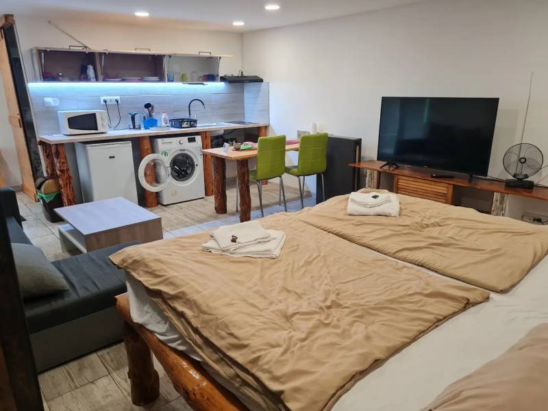 Izba s manželskou posteľou, sedačkou, LCD TV prepojená s kuchynkou, Minihouse, Košice