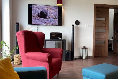 Obývačka s rozkladacím gaučom a LCD TV, Chata Bratka, Detvianska Huta