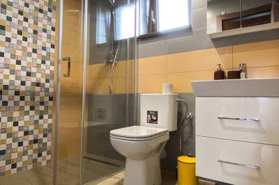 Kúpeľňa so sprchovacím kútom a toaletou, Chata Bratka, Detvianska Huta