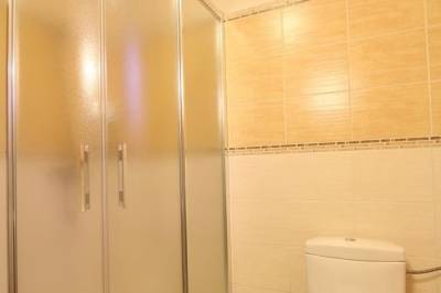 Kúpeľňa so sprchovacím kútom a toaletou, Chata Yetti, Oščadnica