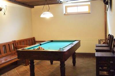 Spoločenská miestnosť so sedením a billiardom, Chata Yetti, Oščadnica