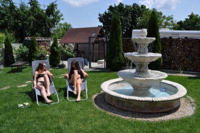 Záhrada s ležadlami a fontánou, Meduza Wellness Spa, Hlohovec