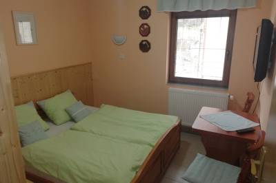 Spálňa s manželskou posteľou a LCD TV, Chalupa Jola, Oščadnica