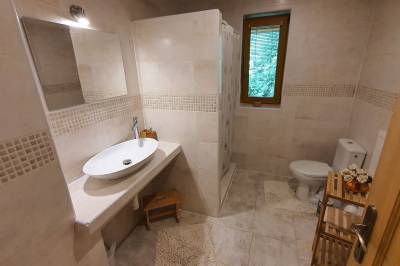 Kúpeľňa s toaletou na prízemí, Chata Romeo, Dolný Harmanec