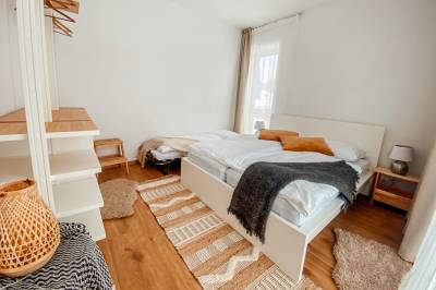Family 21 - spálňa s manželskou posteľou a výsuvným lôžkom, Villa Erdődy Resort, Oravská Lesná