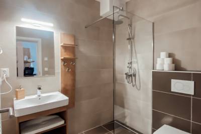 Family + mezonet 28 - kúpeľňa so sprchovacím kútom a toaletou, Villa Erdődy Resort, Oravská Lesná