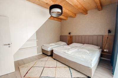 Family + mezonet 28 - spálňa s manželskou a 1-lôžkovou posteľou, Villa Erdődy Resort, Oravská Lesná