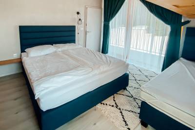 Family + mezonet 29 - spálňa s manželskou a 1-lôžkovou posteľou, Villa Erdődy Resort, Oravská Lesná