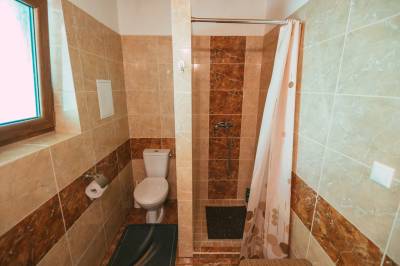 Kúpeľňa s toaletou na prízemí, Vila Polka, Zázrivá