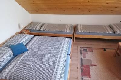 Spálňa s manželskou posteľou a 1-lôžkovými posteľami, Vila Polka, Zázrivá
