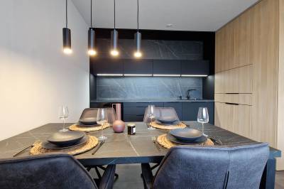 Moderná plne vybavená kuchyňa s jedálenským sedením, Hillshome | Rodinný apartmán na Liptove, plnohodnotná základňa pre výlety, so saunou a terasou, Liptovský Mikuláš