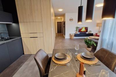 Obývačka prepojená s kuchyňou s jedálenským sedením, Hillshome | 84m2 moderný byt s terasou aj saunou, Liptovský Mikuláš