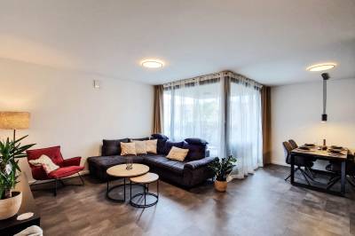 Obývačka s gaučom a LCD TV s Netflixom, Hillshome | 84m2 moderný byt s terasou aj saunou, Liptovský Mikuláš