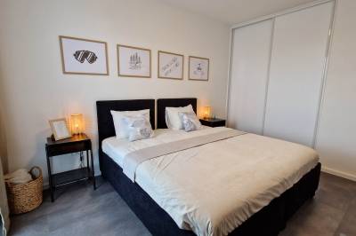 Spálňa s manželskou posteľou, Hillshome | Rodinný apartmán na Liptove, plnohodnotná základňa pre výlety, so saunou a terasou, Liptovský Mikuláš