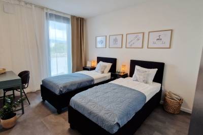 Spálňa s dvomi oddelenými lôžkami, Hillshome | Rodinný apartmán na Liptove, plnohodnotná základňa pre výlety, so saunou a terasou, Liptovský Mikuláš