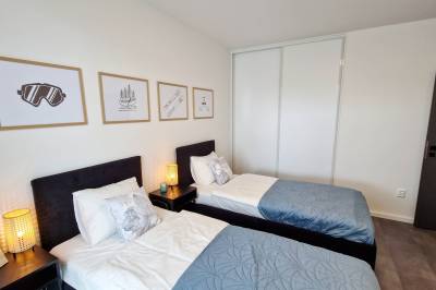 Spálňa s dvomi oddelenými lôžkami, Hillshome | Rodinný apartmán na Liptove, plnohodnotná základňa pre výlety, so saunou a terasou, Liptovský Mikuláš